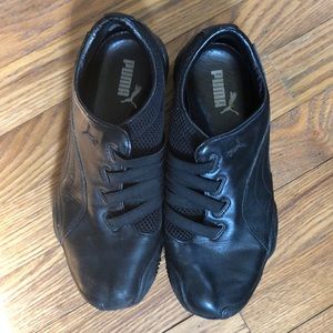 Puma black leather tennis shoe